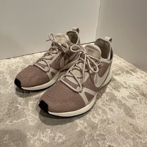 Nike NWOT Womens Duel Racer Knit Beige Running Shoes Sneakers Size 7